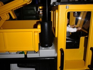 Getarnter Pufferkondensator. Da der eingebaute Decoder keinen Onboard-Puffer hat, muss ein externer Pufferkondensator verwendet werden. Für störungsfreien Betrieb der Lok unverzichtbar.