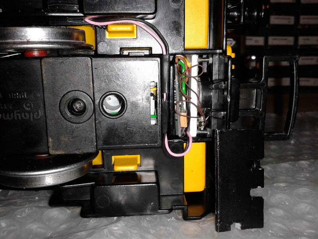 Endmontage der umgebauten Playmobil-Bauzuglok 4053, Digital-Decoder und Lautsprecher auf engstem Raum 