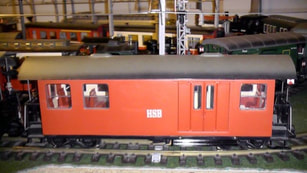Umbau eines ursprünglich grünen Reisezugwagens zu einem roten HSB-Waggon
