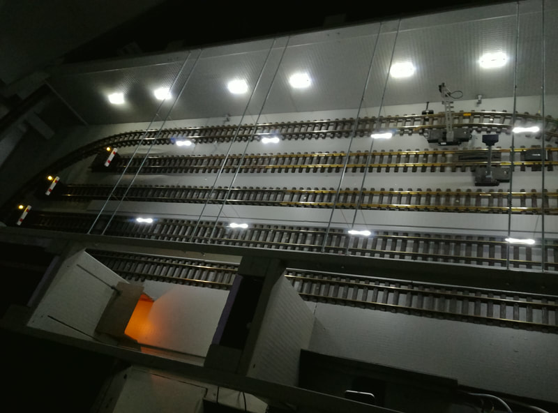Schattenbahnhof-West mit Wand- und Decken-"Leuchtstofflampen". Links unten entsteht eine Werkstattbude, allerdings mit einer "Glühlampenfunzel" beleuchtet.